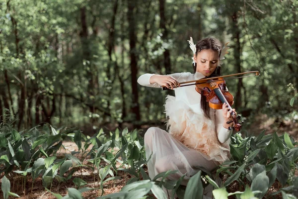 Schöne Frau Weißen Schwanenkostüm Die Auf Der Geige Spielt — Stockfoto