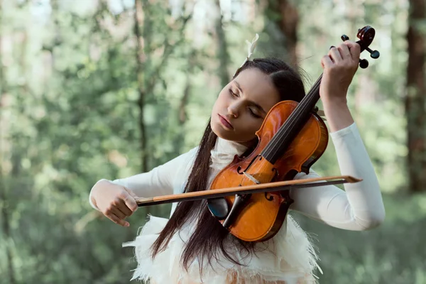 Volwassen Vrouw Witte Zwaan Kostuum Staande Forest Achtergrond Spelen Viool — Stockfoto