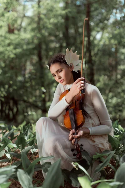 Junge Frau Weißen Schwanenkostüm Steht Mit Geige Auf Dem Boden — Stockfoto