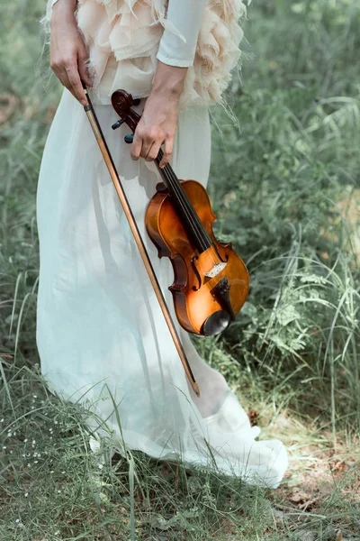 Beskuren Syn Kvinnan Vit Svan Kostym Holding Violin — Stockfoto