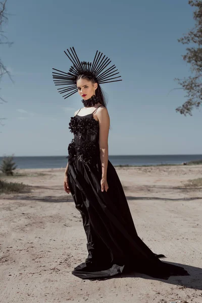 Morena Mujer Traje Bruja Mirando Cámara Pie Playa Arena — Foto de Stock