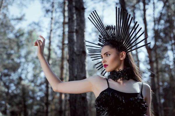 Mujer Adulta Traje Bruja Pie Sobre Fondo Del Bosque Mirando — Foto de Stock