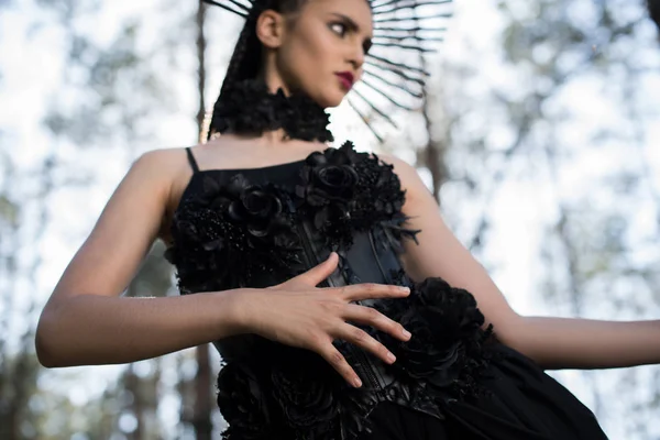 Baixo Ângulo Vista Mulher Elegante Traje Bruxa Floresta Céu Fundo — Fotografia de Stock