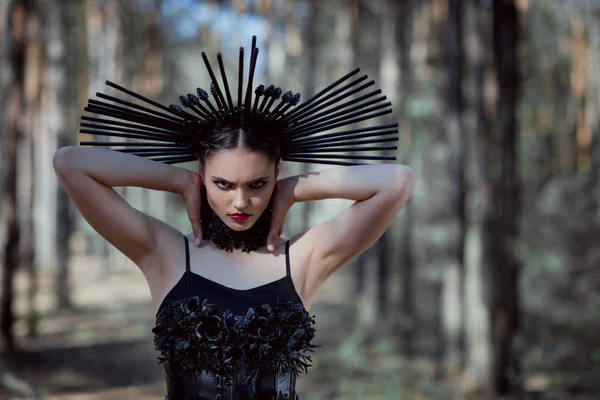 Cadı Kostümlü Esmer Kadının Seçici Odak Kameraya Bakarak Boyun Ele — Stok fotoğraf