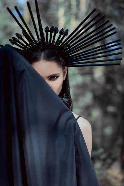 Femeie Frumoasă Costum Vrăjitoare Coroană Cap Picioare Spatele Textilelor Negre — Fotografie, imagine de stoc