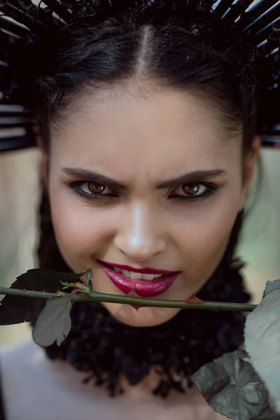 Retrato Mujer Cruel Con Corona Cabeza Mirando Cámara Sosteniendo Rosa — Foto de Stock