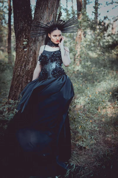 Femeie Elegantă Costum Vrăjitoare Coroană Cap Uitându Departe — Fotografie, imagine de stoc
