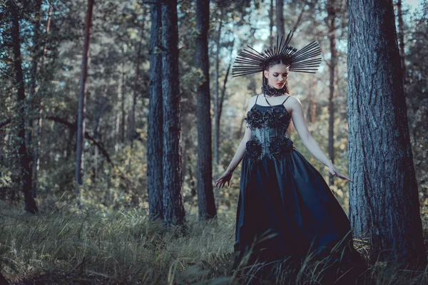 Bela Mulher Traje Bruxa Andando Floresta Olhando Para Longe — Fotografia de Stock
