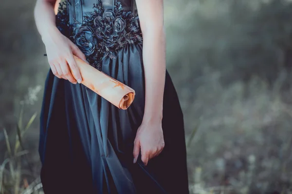 Vue Recadrée Femme Costume Sorcière Noire Debout Avec Rouleau Main — Photo