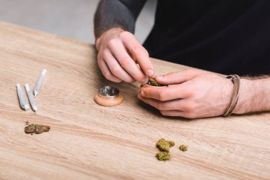 masaya marihuana kırıcı tıbbi marihuana koyarak adam kırpılmış görünümü 