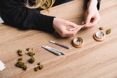 tıbbi marihuana gelen kız haddeleme eklem kısmi görünümü