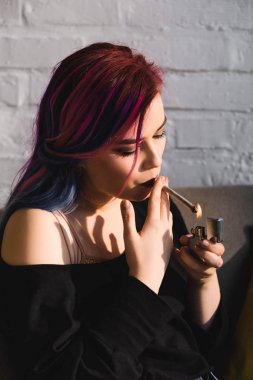 güzel hipster kız aydınlatma ve tıbbi marihuana ile ortak sigara