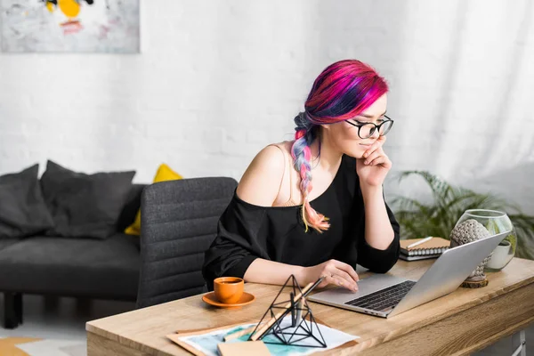 Menina Bonita Com Cabelo Colorido Sentado Atrás Mesa Usando Laptop — Fotografia de Stock