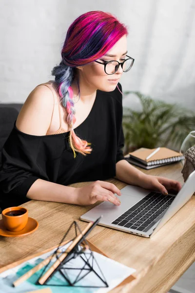 Bella Ragazza Con Capelli Colorati Seduti Tavola Utilizzando Computer Portatile — Foto Stock