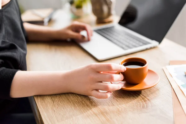 Cropped View Woman Holding Cup Coffee Sitting Table — Stock Photo, Image