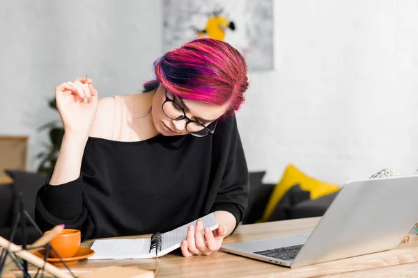 Renkli Saçlı Kız Masada Oturan Defterine Notlar Yazma — Stok fotoğraf