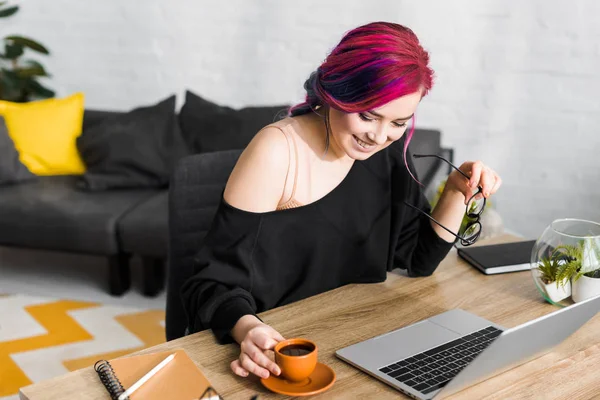 Chica Hipster Con Pelo Colorido Sentado Detrás Mesa Sonriendo Utilizando —  Fotos de Stock