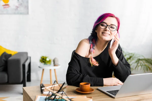 Fille Hipster Avec Des Cheveux Colorés Assis Derrière Table Utilisant — Photo