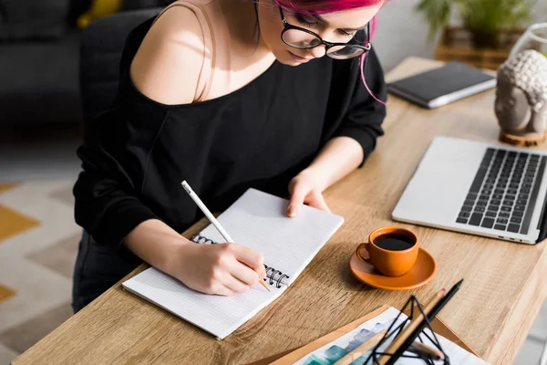 Renkli Saçlı Hipster Kız Masada Oturan Notlar Yazma — Stok fotoğraf
