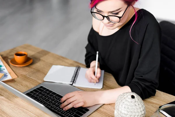 Overhead Tampilan Gadis Dengan Warna Warni Rambut Duduk Meja Membuat — Stok Foto