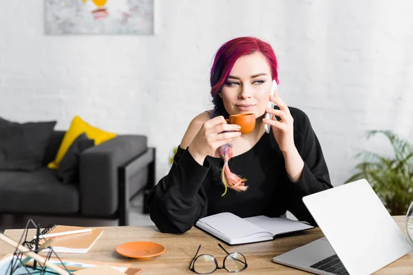 Chica Hipster Hablando Teléfono Inteligente Beber Café Mirar Hacia Otro — Foto de Stock