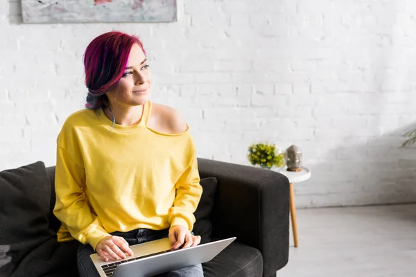 Menina Hipster Com Cabelos Coloridos Sentado Sofá Usando Computador Sorrindo — Fotografia de Stock