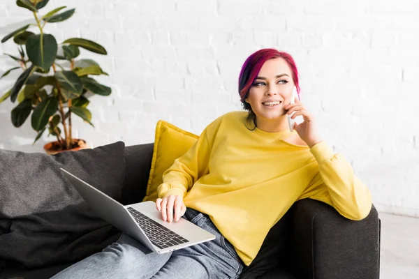 Menina Atraente Com Cabelo Colorido Sentado Sofá Usando Laptop Enquanto — Fotografia de Stock