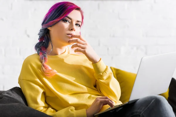 Pensativa Chica Hipster Sentado Sofá Mirando Hacia Otro Lado —  Fotos de Stock
