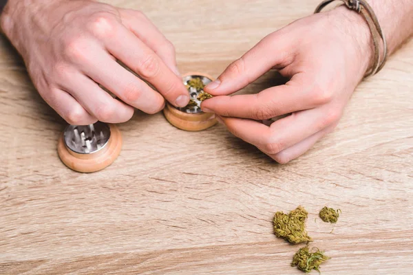 Visão Cortada Homem Colocando Maconha Medicinal Triturador Maconha — Fotografia de Stock