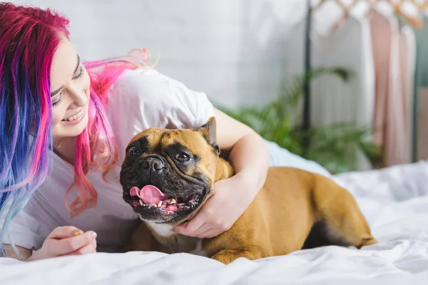 Vacker Flicka Med Färgglada Hår Sängen Med Bulldog — Stockfoto