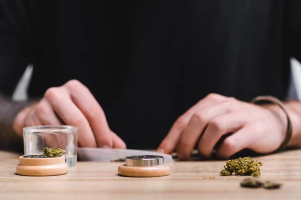 Cropped View Man Making Joint Medical Marijuana While Sitting Table — Stock Photo, Image