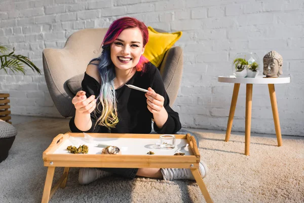 Attractive Hipster Girl Sitting Floor Table Rolling Joint Smiling Camera — Stock Photo, Image