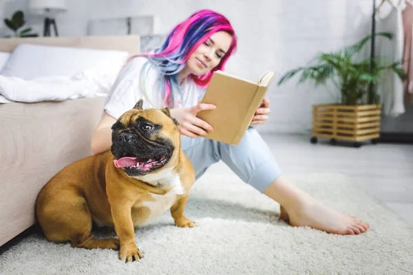 Renkli Saç Okuma Kitabı Ile Güzel Kız Fransız Bulldog Yakın — Stok fotoğraf