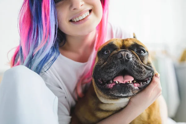 Vista Cortada Menina Feliz Com Cabelo Colorido Abraçando Bulldog Bonito — Fotografia de Stock