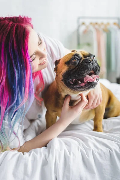 Pige Med Farverigt Hår Petting Ser Søde Franske Bulldog - Stock-foto