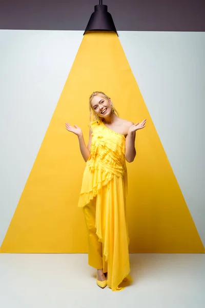 Pretty Young Woman Gesturing Posing White Yellow — Stock Photo, Image