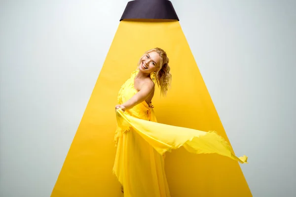 Feliz Joven Mujer Mirando Cámara Blanco Amarillo — Foto de Stock