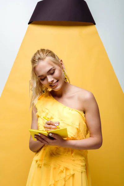Счастливая Молодая Женщина Пишет Блокноте Белом Желтом — стоковое фото