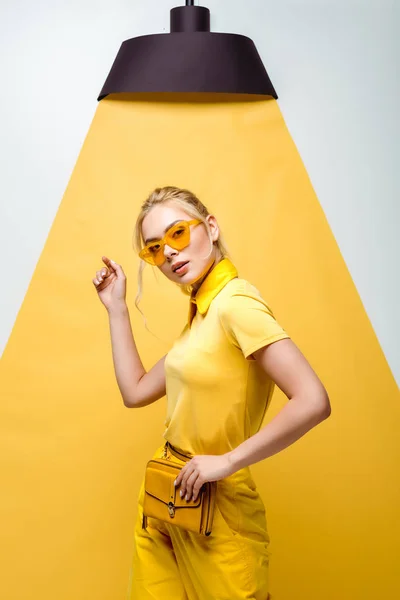 Atractiva Mujer Rubia Gafas Sol Mirando Cámara Haciendo Gesto Blanco — Foto de Stock