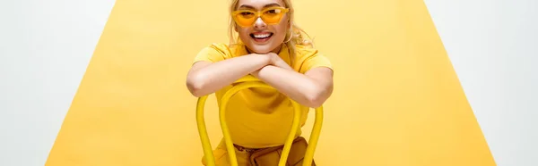 Панорамний Знімок Щасливої Блондинки Сонцезахисних Окулярах Сидячи Стільці Жовтому Білому — стокове фото