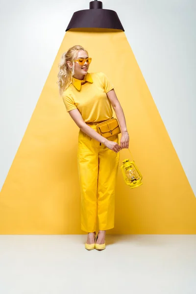 Szczęśliwy Blond Kobieta Okulary Stwarzające Trzymając Rocznika Lampy Białym Żółtym — Zdjęcie stockowe