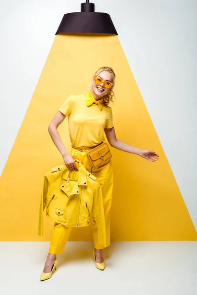 Fröhliches Blondes Mädchen Mit Sonnenbrille Und Kleiderbügel Mit Jacke Weiß — Stockfoto