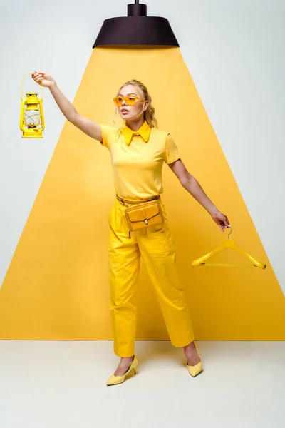 Attraktive Blonde Frau Sonnenbrille Mit Kleiderbügel Und Retro Lampe Weiß — Stockfoto