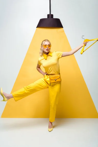 Atractiva Mujer Rubia Gafas Sol Sosteniendo Percha Posando Blanco Amarillo — Foto de Stock