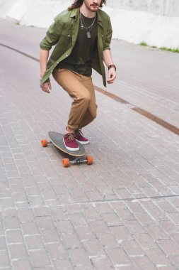 kaykay üzerinde sürme rahat giyim adam kırpılmış görünümü