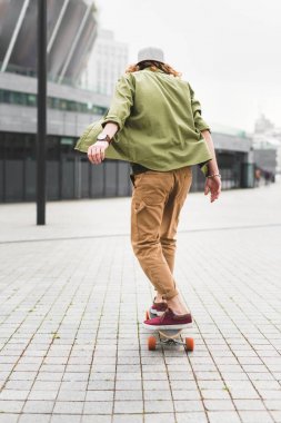 sokakta kaykay sürme rahat giyim adam arka görünümü