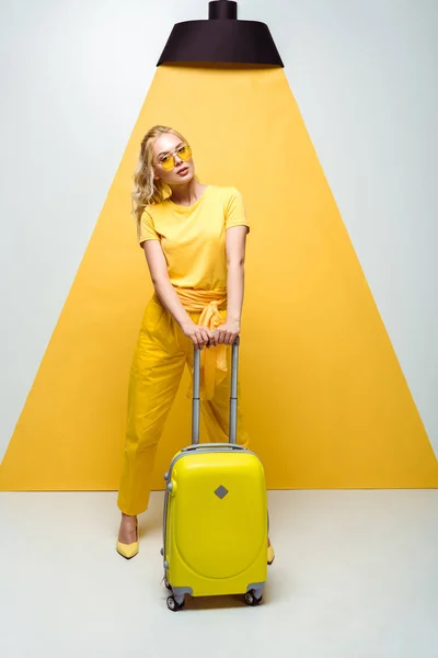 Beautiful Woman Sunglasses Posing Luggage White Yellow — Stock Photo, Image