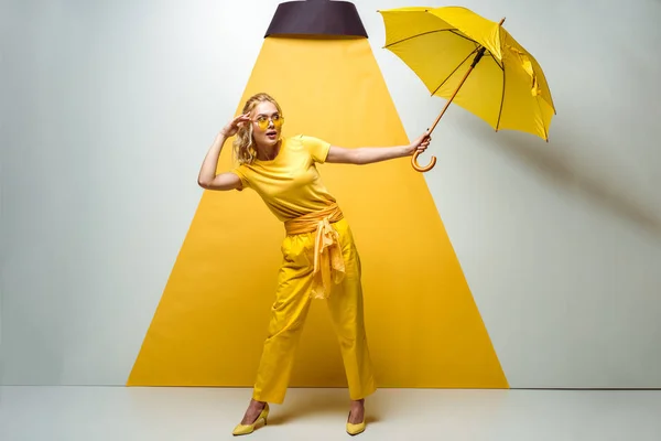 Atractiva Chica Rubia Tocando Gafas Sol Sosteniendo Paraguas Blanco Amarillo — Foto de Stock