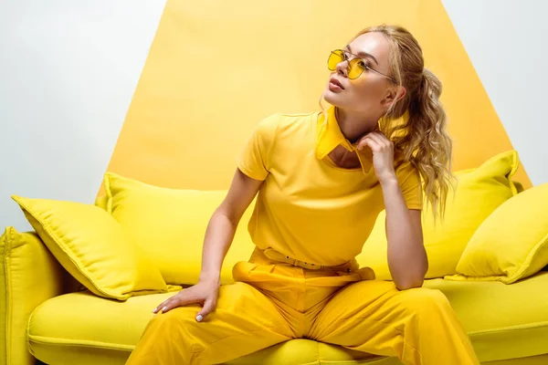 Mulher Loira Elegante Sentado Sofá Com Travesseiros Branco Amarelo — Fotografia de Stock