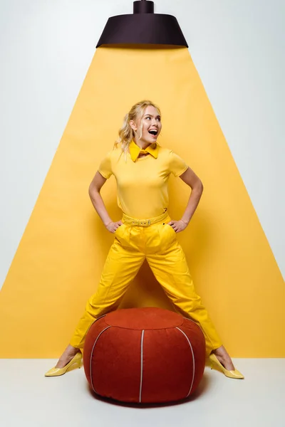 Fröhliches Blondes Mädchen Posiert Mit Händen Auf Hüften Der Nähe — Stockfoto